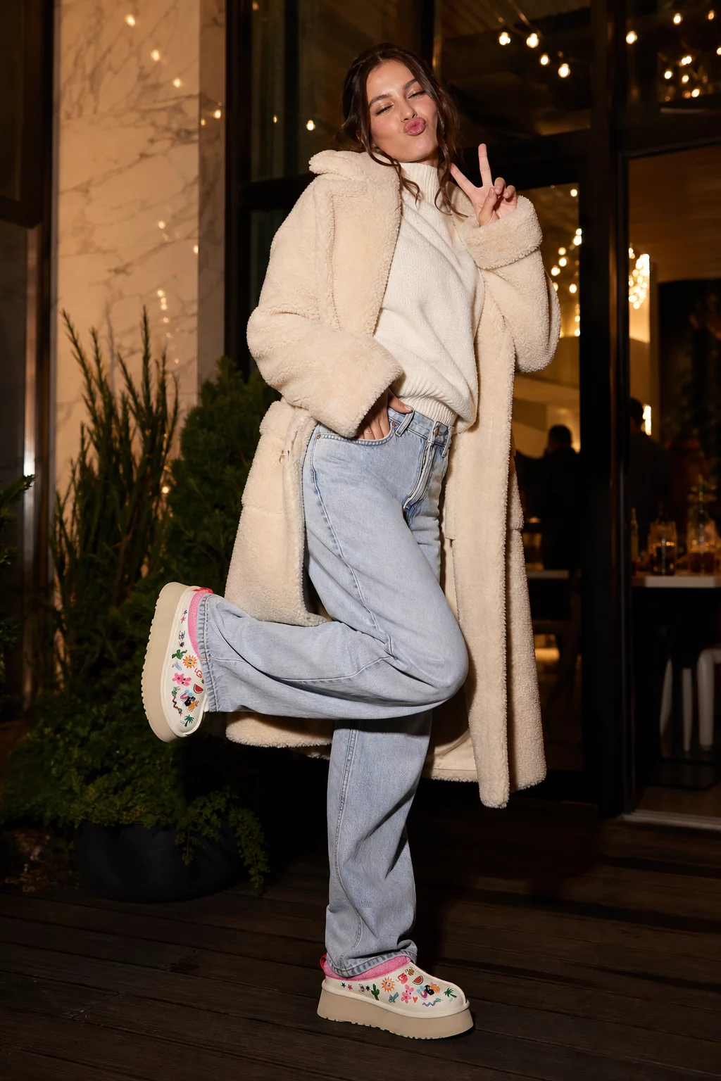 Образ с UGG Tazz Pop Sketch Slipper White — фото 1