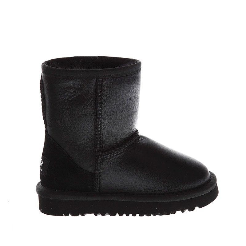 UGG Kids Classic Short Metallic Black в цвете Черный